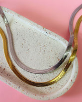 Cadena Chica, collar Simple de estilo de luz fría, cadena de clavícula para mujer, elemento de Metal ondulado elegante para el cuello, temporada de primavera