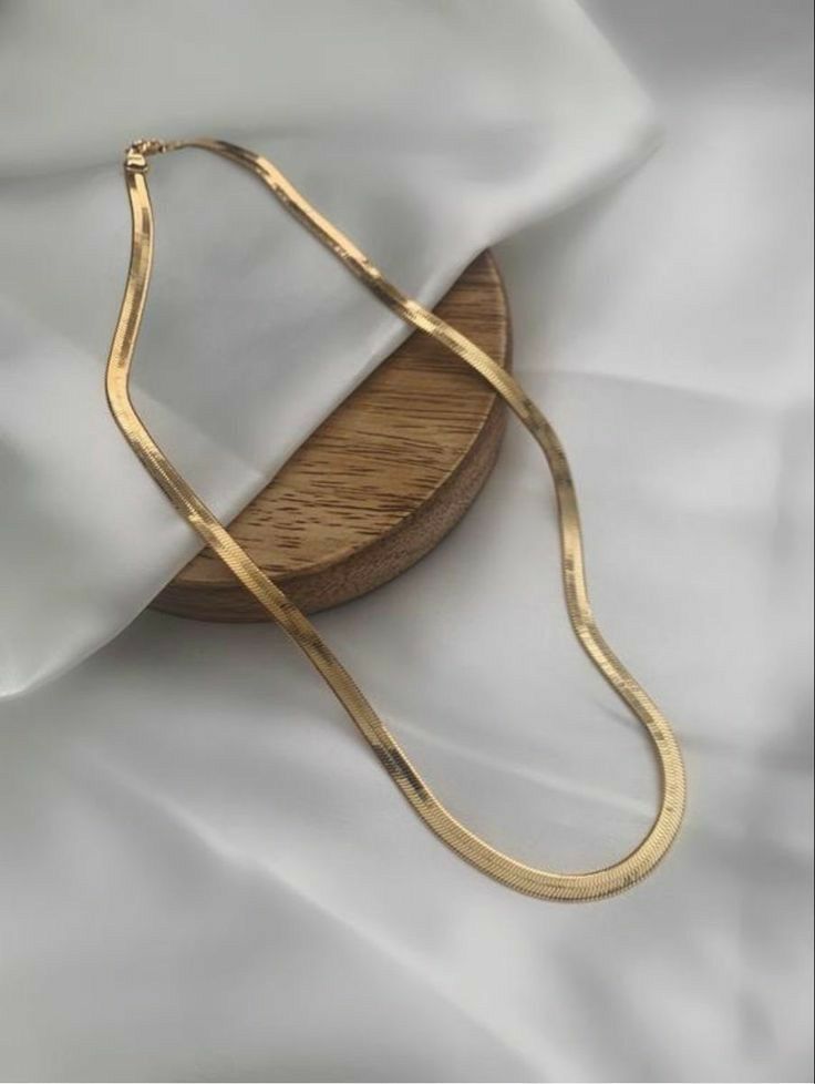 Cadena Grande, collar Simple de estilo de luz fría, cadena de clavícula para mujer, elemento de Metal ondulado elegante para el cuello, temporada de primavera