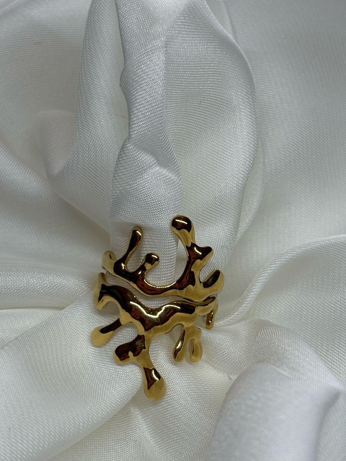 anillos abiertos con textura de lava color oro de acero inoxidable