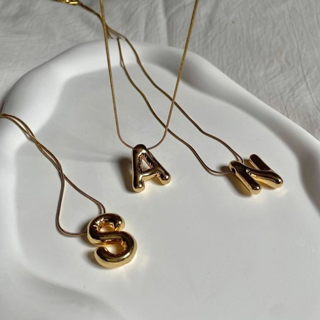 Collar con dije de letra en tono dorado grueso, dije de letra de estilo hip hop de acero inoxidable con burbuja para mujeres