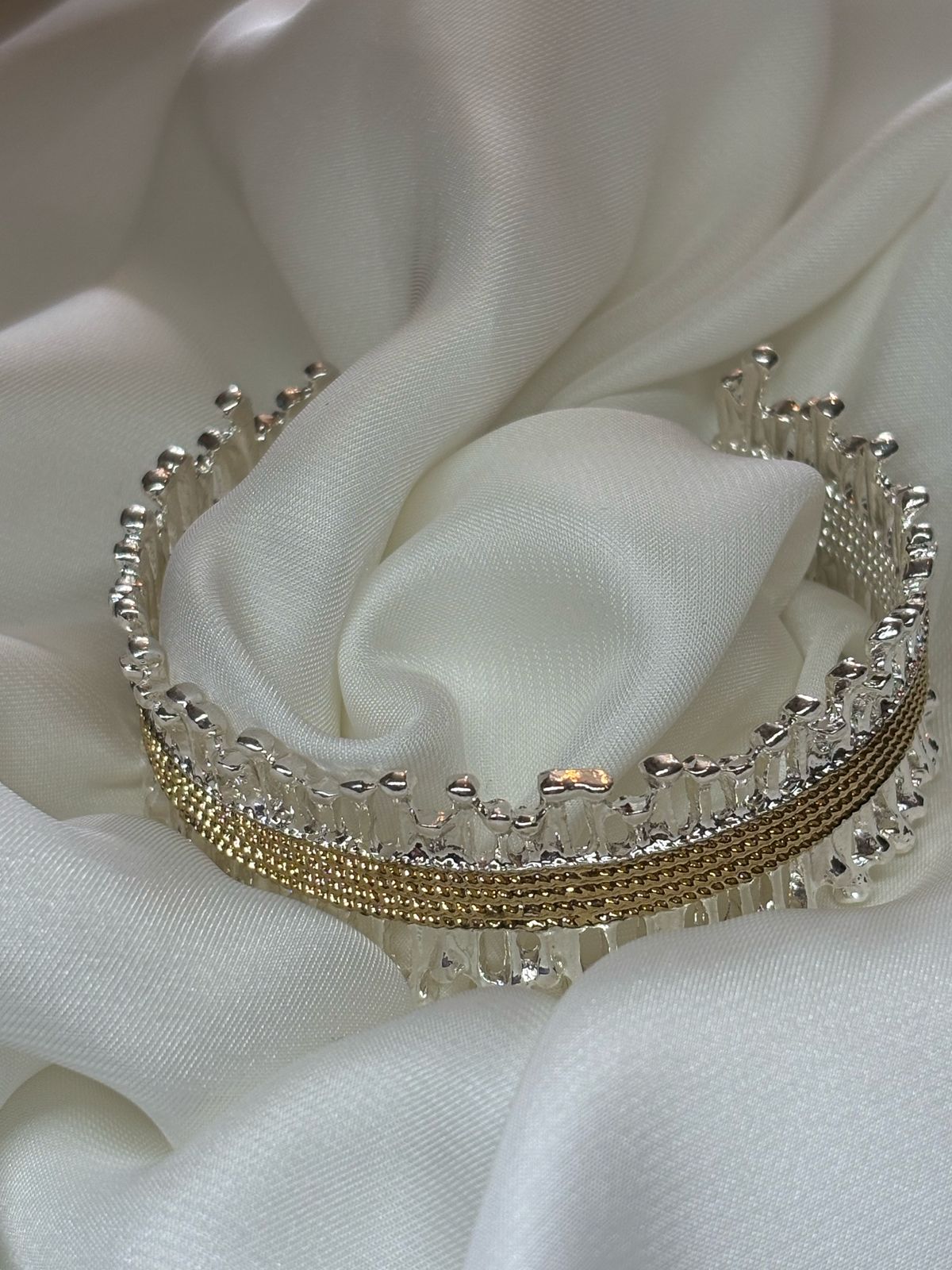 Hermoso brazalete color dorado con destellos plateados de acero inoxidable