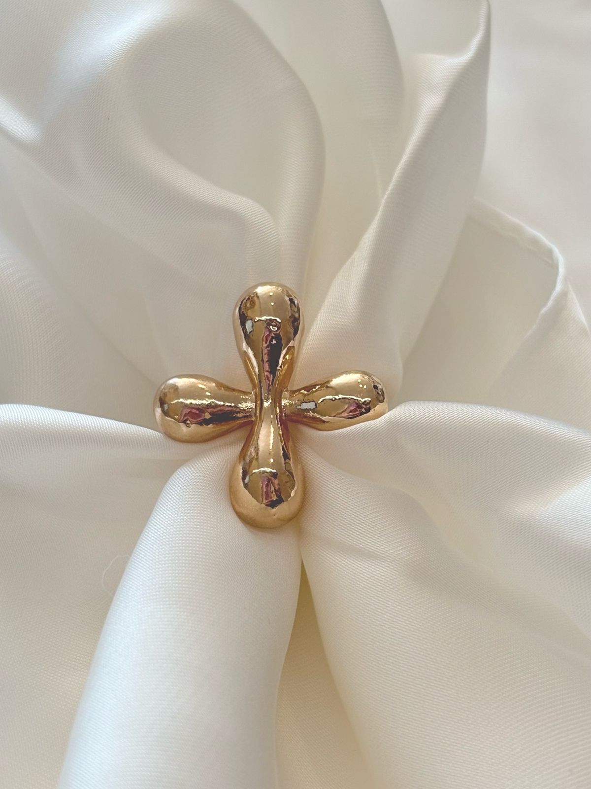 anillo de cruz cin figura inflada color oro