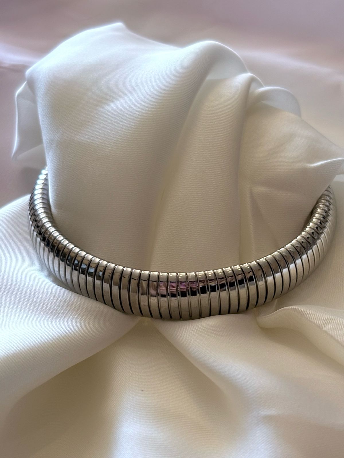 Pulsera elástica de diseño Simple para mujer, brazalete duradero de acero inoxidable color plateado chico