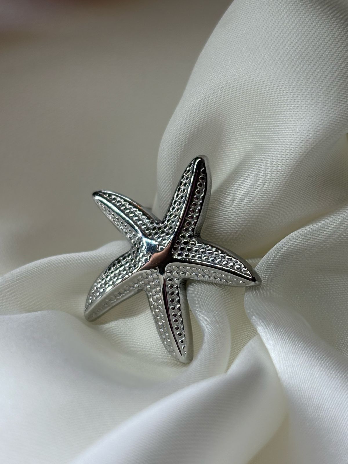 Anillo de estrellita de mar plateado