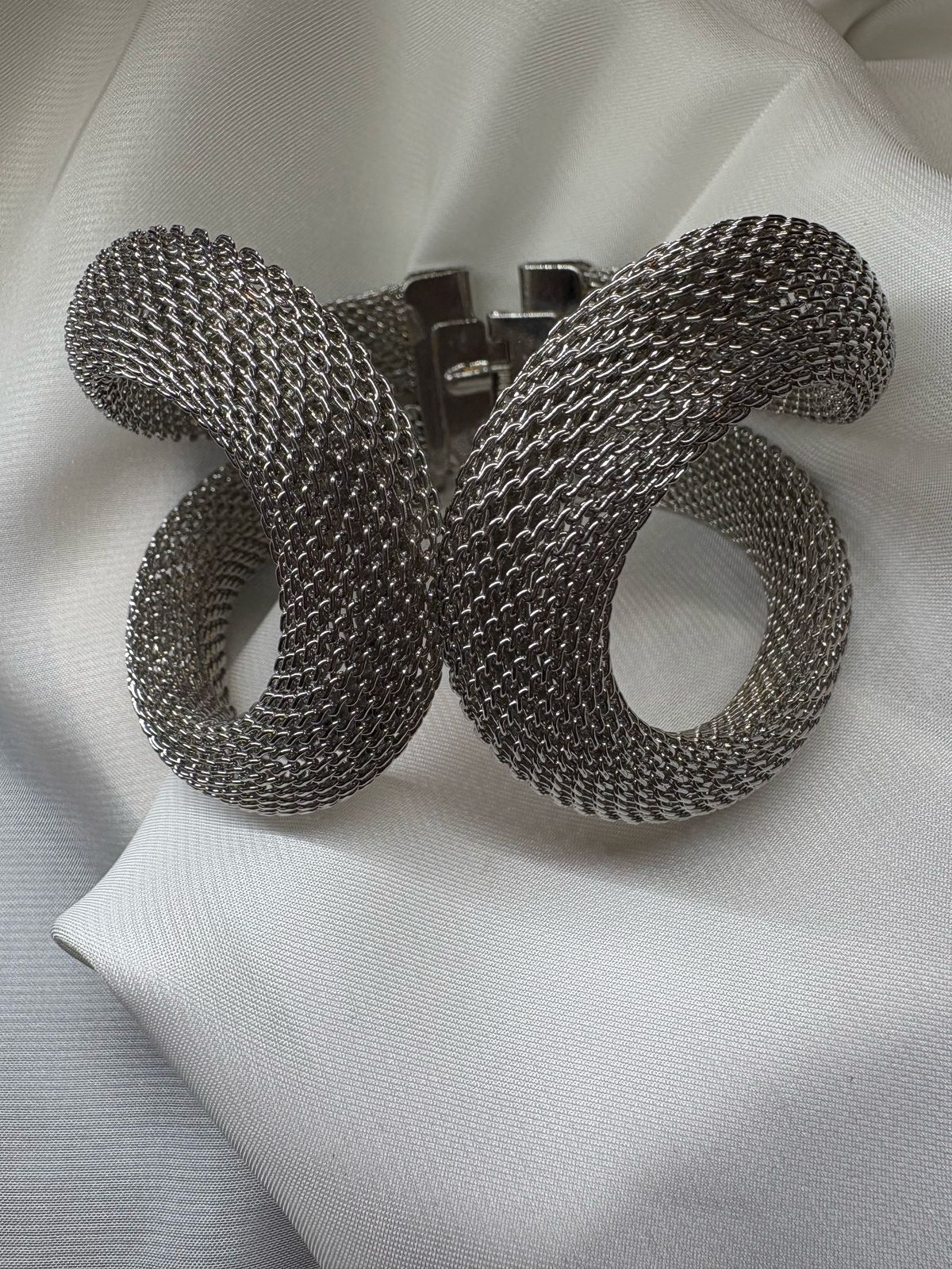Pulsera con abrazadera de malla plateada llamativa
