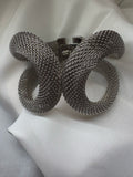 Pulsera con abrazadera de malla plateada llamativa